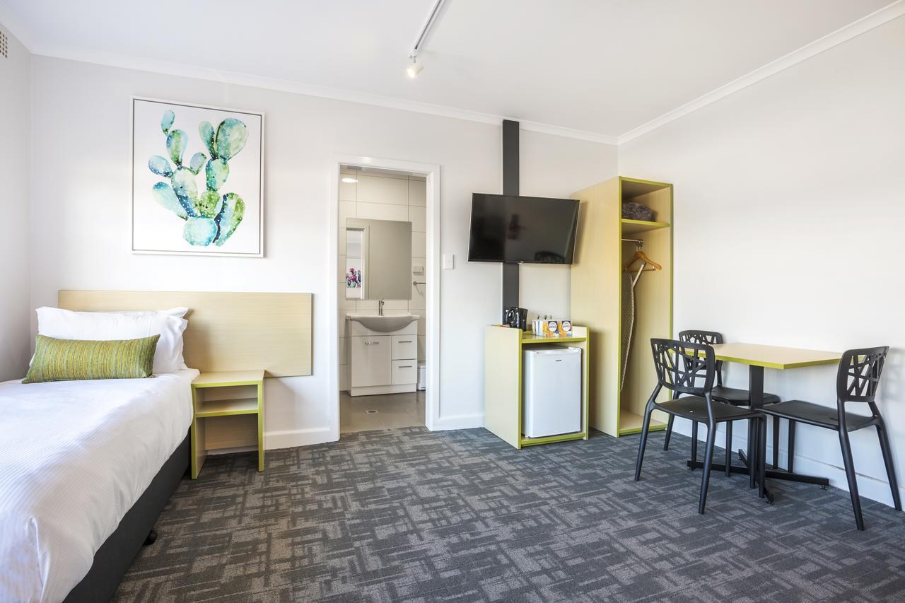 Nightcap At Hume Hotel Bankstown Exteriör bild