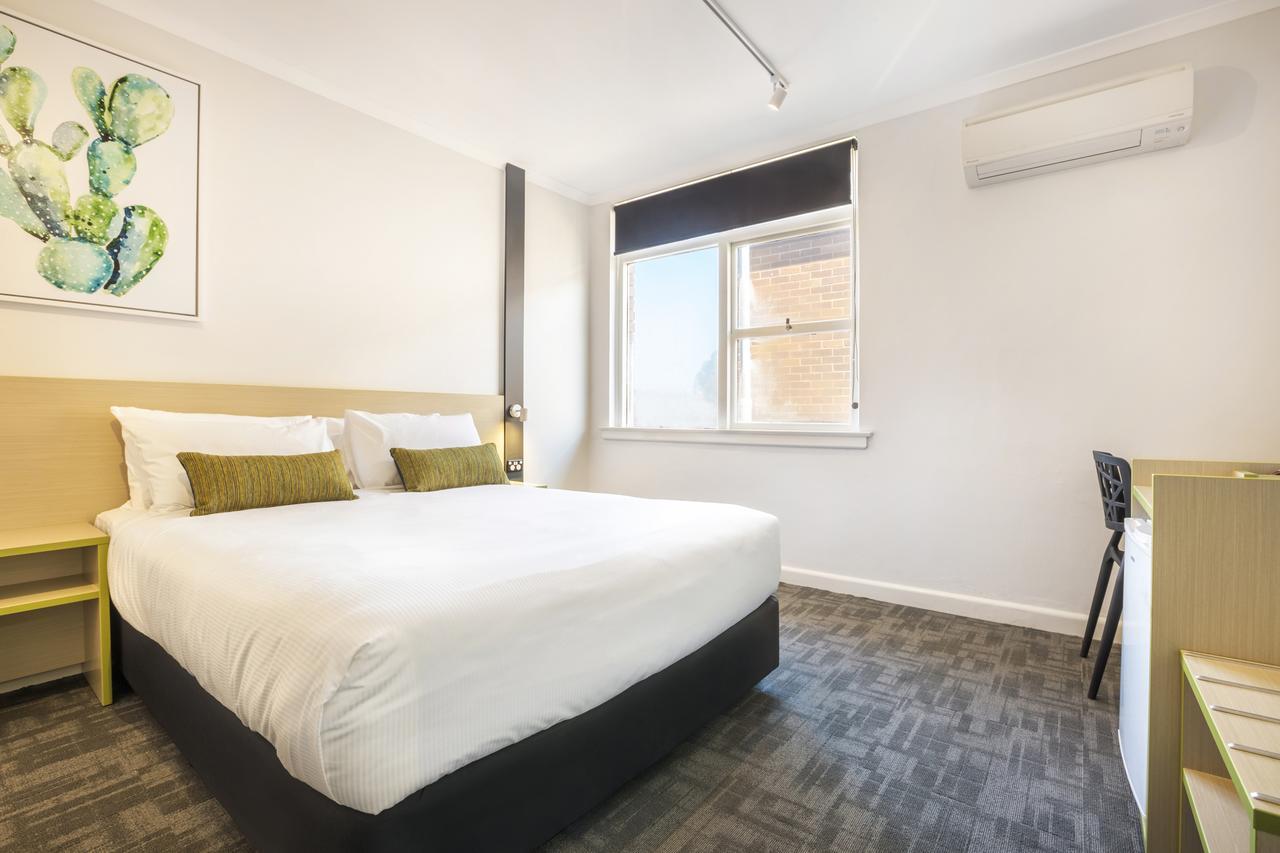 Nightcap At Hume Hotel Bankstown Exteriör bild
