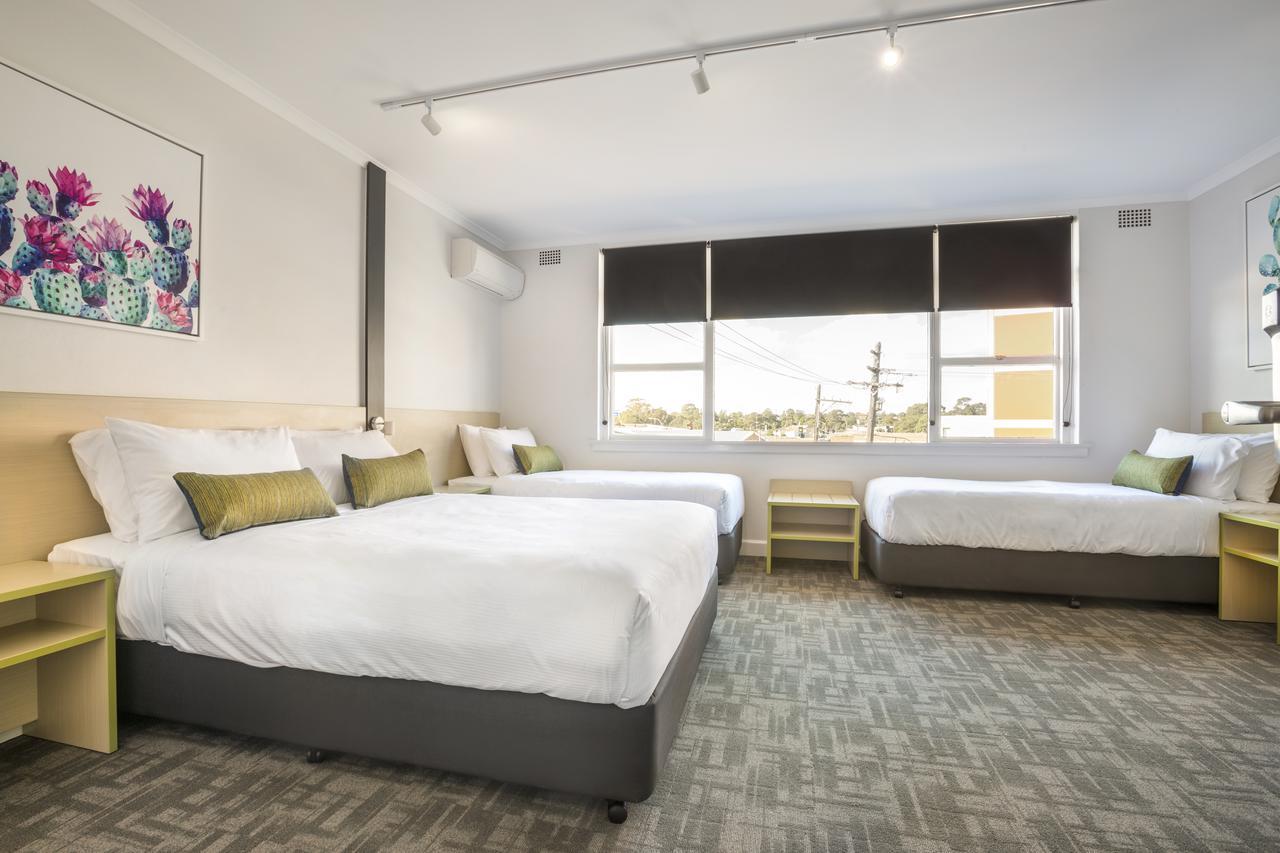 Nightcap At Hume Hotel Bankstown Exteriör bild